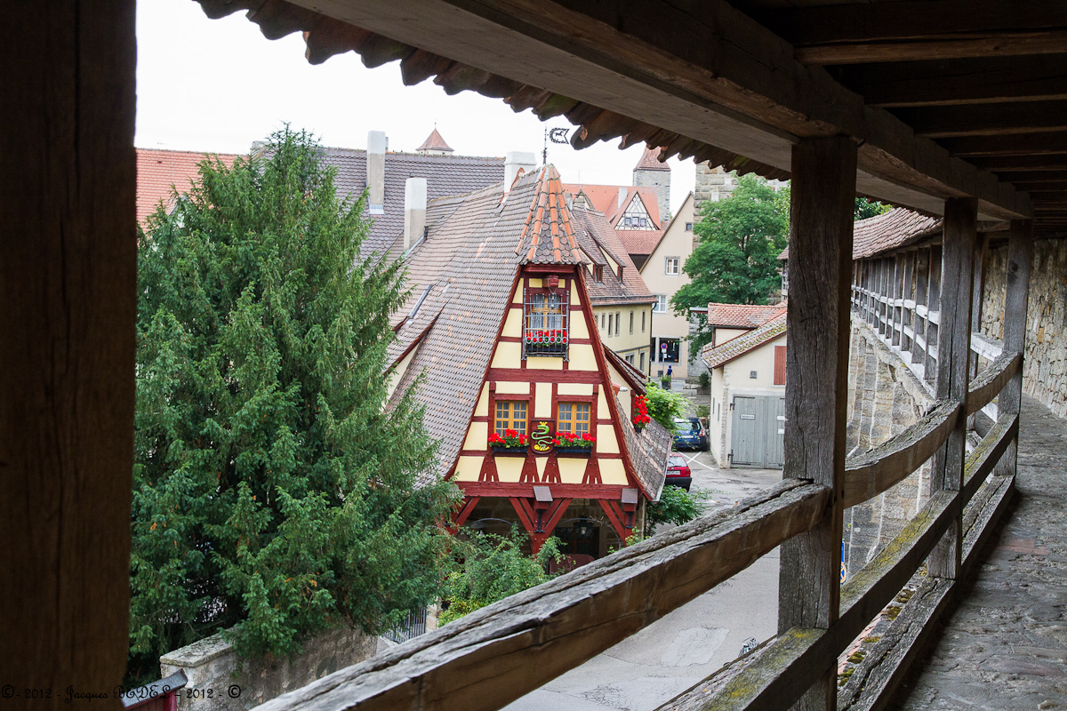 Rothenburg ob der Tauber : Le chemin de ronde sur les ramparts de la ville et le pignon de la forge Gerlach 