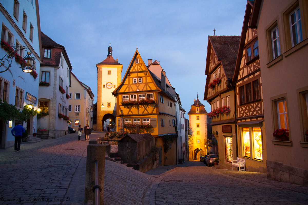 Rothenburg ob der Tauber : Le plônlein avec la tour Sieber et la tour Kobolzell qui défendaient l'entrée de la ville