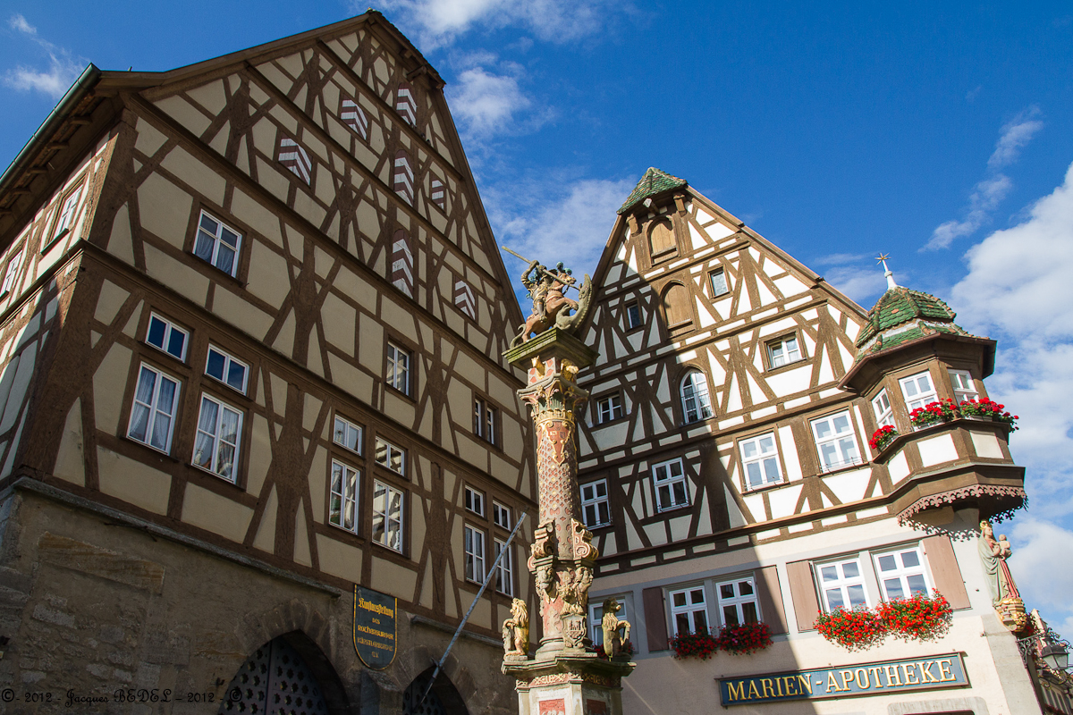 Rothenburg ob der Tauber : La fontaine St Georg à coté de la place de l'hotel de ville