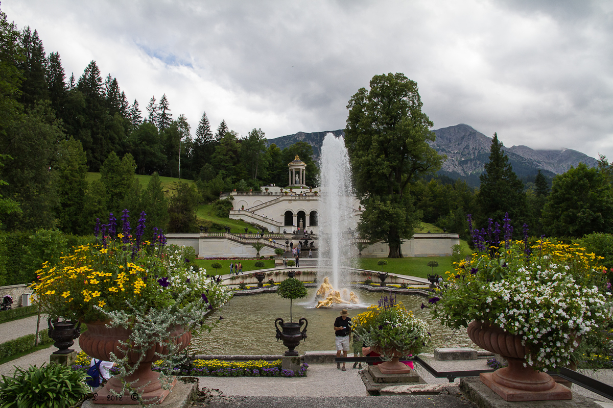 Le Chateau de LINDERHOF : les jardins sont une pièce maitresse du parc, conçu par l'architecte paysagiste Karl von EFFNER