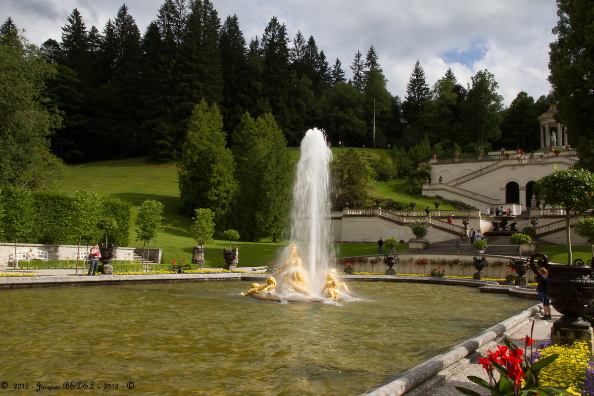 Le Chateau de LINDERHOF : les jardins sont une pièce maitresse du parc, conçu par l'architecte paysagiste Karl von EFFNER