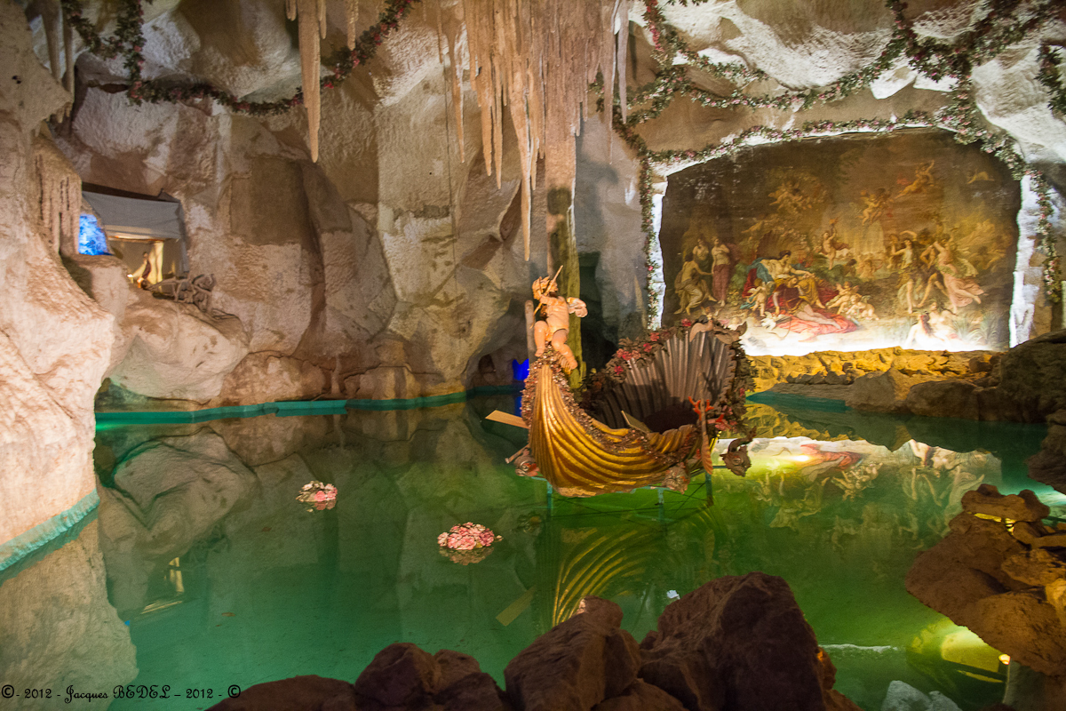 Le Chateau de LINDERHOF : La Grotte de Vénus, entièrement artificielle, a été aménagée pour recréer l'ambiance de l'épisode du Venusberg de l'opéra wagnérien Tannhäuser. Le roi aimait aller sur sa « barque », rêvant à des mondes imaginaires, tout en écoutant de la musique de Richard Wagner que jouait un orchestre dissimulé derrière des rochers.