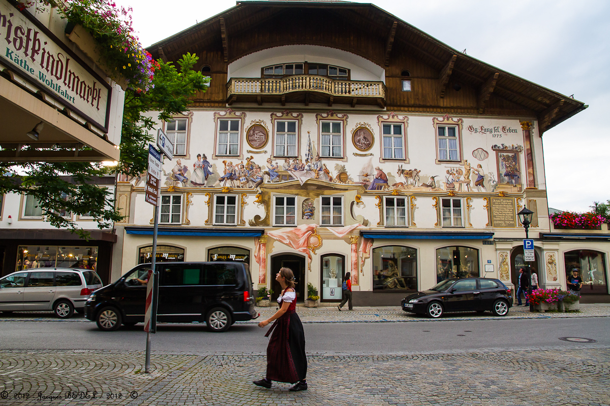 Le village de Oberammergau, épargné par la peste célèbre à la Pentecôte la  Passion du Christ pendant 4 mois.