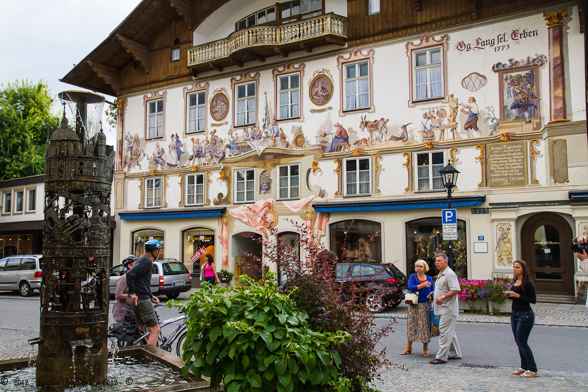 Le village de Oberammergau, épargné par la peste célèbre à la Pentecôte la  Passion du Christ pendant 4 mois.