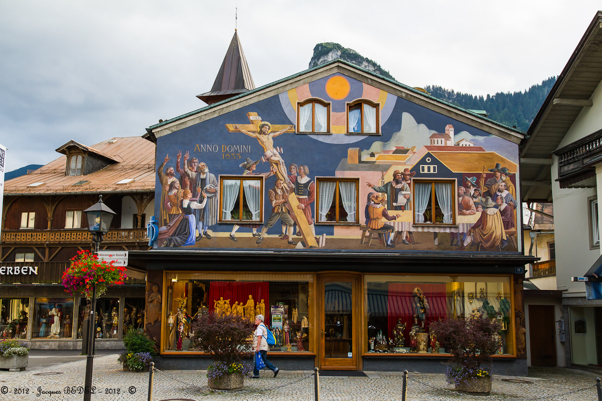 Le village de Oberammergau, épargné par la peste célèbre à la Pentecôte la  Passion du Christ pendant 4 mois.