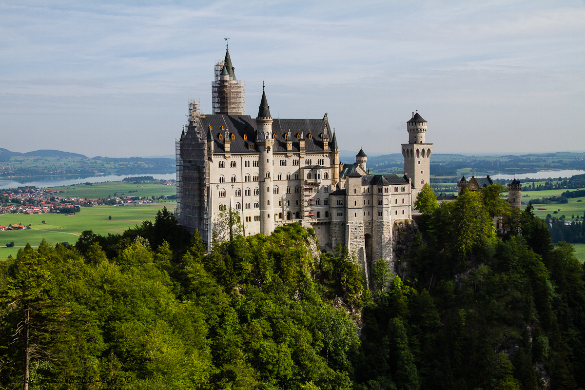 Le château de Neuschwanstein  est  dressé sur un éperon rocheux haut de 200 mètres. Louis II de Bavière l'a fait construire au XIXième siècle.