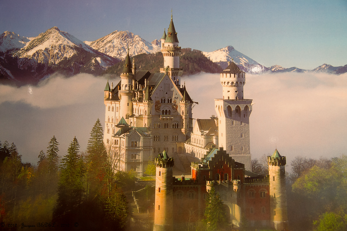 Le château de Neuschwanstein  est  dressé sur un éperon rocheux haut de 200 mètres. Louis II de Bavière l'a fait construire au XIXième siècle.