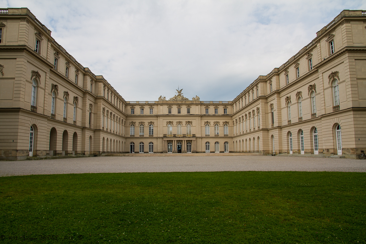  Herrenchiemsee est un château construit par le roi Louis II de Bavière sur une île du lac Chiemsee, à 80 km à l'est de Munich en direction de Salzbourg