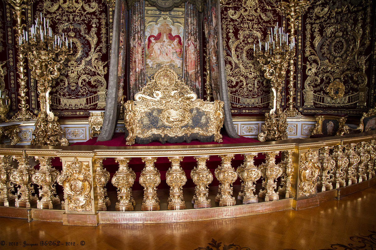 Le château de Herrenchiemsee - La Chambre à coucher Après deux antichambres, on passe dans la chambre de parade où l'ont voit de part et d'autre de son lit deux portes menant à sa garde de robe où il se faisait habiller et une autre aux toilettes