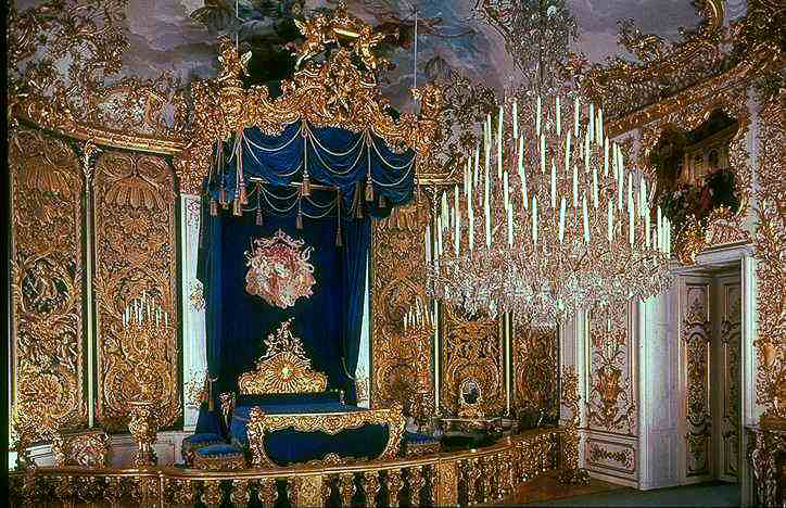 Le Chateau de LINDERHOF : La chambre à coucher est copiée sur celle du roi de France Louis XIV : une balustrade sépare le lit à baldaquin de l'auditoire censé assister au lever du roi.