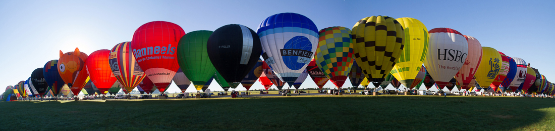 Alignement de plus de 300 Ballons prêts à décoller